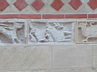 Lyon, Abbaye d'Ainay, Clocher-Porche, Plaques sculptees, Chien et cerf